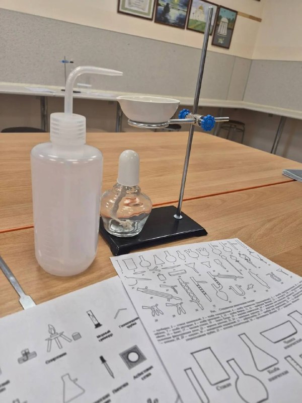 🧪 Открытие новой химической лаборатории в «Европейской школе»!Сегодня мы заглянули туда, где рождается настоящая наука. В нашей школе совсем недавно открылась химическая лаборатория, созданная благодаря стараниям нового педагога — Дмитрия Евгеньевича Макрушина. Это учитель, по-настоящему влюбленный в свой предмет, и его энтузиазм передается детям!Здесь прошли  лабораторные занятия для учащихся 7 класса.🔬 Почему 7 класс?Обычно химию начинают изучать только в 8 классе, но в «Европейской школе» введение в этот предмет включено в программу уже для семиклассников. И это отличная возможность начать знакомство с наукой раньше!👩‍🔬 Как прошло занятие?Ребята примерили спецодежду лаборантов — белые халаты, прошли серьезный инструктаж, а затем приступили к изучению инвентаря, работая в группах.Самым важным моментом стала тема безопасности. Этому вопросу посвятили часть урока, ведь в лаборатории это — приоритет №1. Также был и интерактив: обсудили разные рабочие моменты, с которыми можно столкнуться во время экспериментов.Впереди — много интересного и увлекательного! 🚀🧪 Открытие новой химической лаборатории в «Европейской школе»!Сегодня мы заглянули туда, где рождается настоящая наука. В нашей школе совсем недавно открылась химическая лаборатория, созданная благодаря стараниям нового педагога — Дмитрия Евгеньевича Макрушина. Это учитель, по-настоящему влюбленный в свой предмет, и его энтузиазм передается детям!Здесь прошли  лабораторные занятия для учащихся 7 класса.🔬 Почему 7 класс?Обычно химию начинают изучать только в 8 классе, но в «Европейской школе» введение в этот предмет включено в программу уже для семиклассников. И это отличная возможность начать знакомство с наукой раньше!👩‍🔬 Как прошло занятие?Ребята примерили спецодежду лаборантов — белые халаты, прошли серьезный инструктаж, а затем приступили к изучению инвентаря, работая в группах.Самым важным моментом стала тема безопасности. Этому вопросу посвятили часть урока, ведь в лаборатории это — приоритет №1. Также был и интерактив: обсудили разные рабочие моменты, с которыми можно столкнуться во время экспериментов.Впереди — много интересного и увлекательного! 🚀