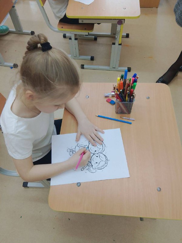 Традиция продолжается! В минувшую неделю ученики первых классов окунулись в атмосферу доброты и взаимопонимания на уроках дружбы. Благодаря поддержке старших друзей-пятиклассников, дети создали настоящие Амулеты дружбы класса.Что было на уроках?📚 Старшеклассники напомнили ребятам мудрые пословицы и песни о настоящей дружбе.🎬 Все вместе посмотрели добрый и познавательный мультфильм «Самый большой друг».💡 Сделали вывод о качествах настоящего друга: честность, отзывчивость, поддержка и взаимовыручка.🎨 Основная часть мероприятия была творческой: создание уникальных амулетов дружбы.🎨 В завершение занятия детей ждали подарки — специальные раскраски, которые украсили стенд в холле школы.Огромная благодарность выражается нашему педагогу-психологу Л.А. Коротовских за организацию и сохранение прекрасных школьных традиций, родителям за активное участие и  старшеклассникам за тепло и заботу, которую они подарили малышам.Пусть ваша дружба будет крепкой и вечной! Ведь именно так говорится в известной песне: «Дружба крепкая не сломается... Не расклеится от дождей и вьюг!»Давайте будем помнить, что настоящая дружба способна преодолеть любые преграды и сделать нашу жизнь светлее и радостнее! 
