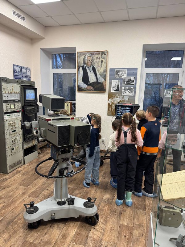  Ученики 2 «А» класса совершили увлекательное путешествие в мир телевизионного и радиовещания, посетив ГТРК!Ребята погрузились в творческую атмосферу съемочного процесса и радиопередач. Они побывали в гримерке, где ведущие и гости готовятся к выходу в прямой эфир. Затем школьники оказались в студии, где проходят съемки ежедневных передач. Здесь ребята узнали много интересного о процессе подготовки и записи программ. Также заглянули в монтажный кабинет, где профессионалы обрабатывают отснятый материал.Но и это ещё не всё! Ученики продолжили своё знакомство с миром телевидения, посетив музей телевидения. Там они получили исчерпывающие знания обо всех этапах развития отрасли и работе профессионалов своего дела.Следующим пунктом стала радиостудия, где ребята попробовали себя в роли настоящих ведущих и гостей популярных радиостанций, таких как «Маяк», «Вести ФМ» и «Радио России».