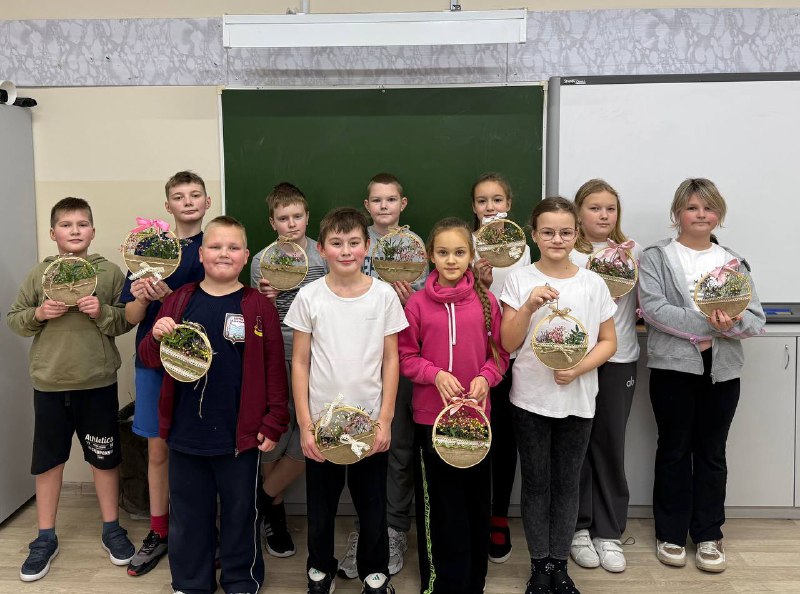 В школе прошла «Мамина неделя»Недавно завершилась — «Мамина неделя», которая стала настоящим событием для каждого ребёнка и его семьи.Что происходило всю неделю?Дети готовили уникальные сюрпризы для своих мам, выражая свою признательность, любовь и нежность через творчество и фантазию. Ежедневно школьники занимались разными видами рукоделия и мастерили сувениры собственными руками.Все мамы получили трогательные и памятные подарки, сделанные именно теми маленькими ручками, которыми они гордятся больше всего. Для многих детей эта неделя стала ярким моментом школьной жизни, запоминающимся надолго.