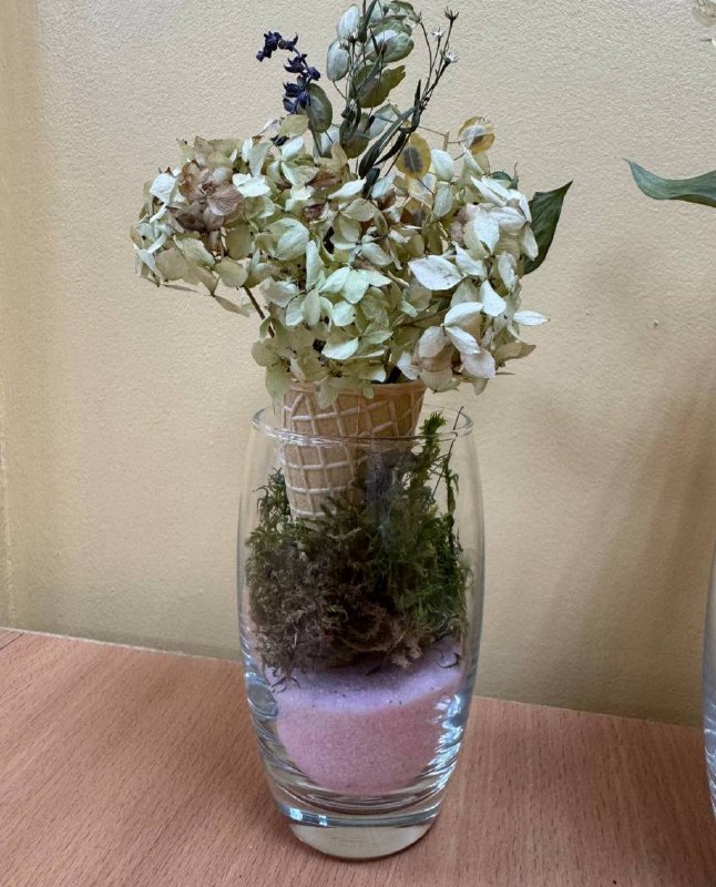 🌷✂️💐 #внеурочка делаем икебану «Цветочное мороженое»На занятии мы погрузились в мир искусства составления букетов и создали настоящую икебану под названием «Цветочное мороженое». Это была увлекательная творческая работа, наполненная красотой и вдохновением!