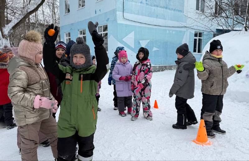 📌Неделя перед Днем защитника Отечества в нашей школе прошла ярко и увлекательно благодаря «зимним стартам» для учащихся начальных классов! 🏂️Ребята соревновались между собой, показывая силу духа, ловкость и взаимоподдержку. Каждый старался внести вклад в успех своей команды, рисуя плакаты и болея за одноклассников.Мы благодарим всех участников соревнований за активность и энтузиазм! Итоги «зимних стартов» станут известны на школьной линейке.Больше фотографий с «зимних стартов» 👉🏼 тут Встретимся на линейке, впереди много интересного! 
