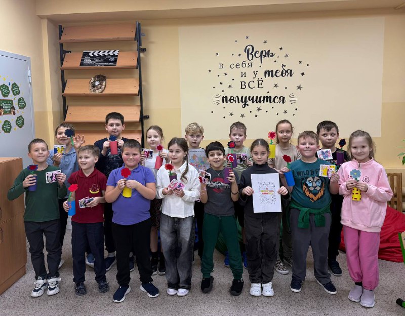 В школе прошла «Мамина неделя»Недавно завершилась — «Мамина неделя», которая стала настоящим событием для каждого ребёнка и его семьи.Что происходило всю неделю?Дети готовили уникальные сюрпризы для своих мам, выражая свою признательность, любовь и нежность через творчество и фантазию. Ежедневно школьники занимались разными видами рукоделия и мастерили сувениры собственными руками.Все мамы получили трогательные и памятные подарки, сделанные именно теми маленькими ручками, которыми они гордятся больше всего. Для многих детей эта неделя стала ярким моментом школьной жизни, запоминающимся надолго.