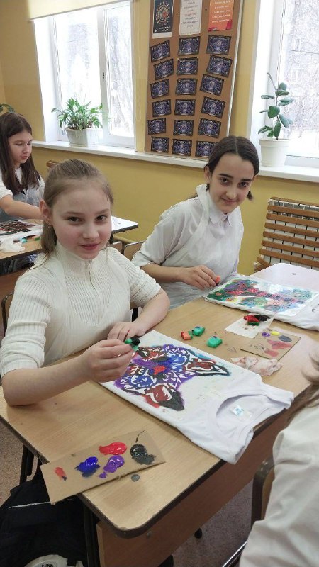 Наши пятиклассники окунулись в мир творчества и фантазии! В честь праздника ФевроМарта прошел захватывающий мастер-класс по росписи футболок.Ребята получили возможность проявить себя в роли дизайнеров, используя яркие акриловые краски и белые футболки. Под руководством опытного мастера дети узнали правила техники безопасности и освоили базовые приемы работы с тканями.🖌️🎨 Процесс рисования проходил в теплой и дружной обстановке.Каждый школьник создал уникальную вещь, воплотив собственные идеи и мечты в ярком дизайне.Результаты превзошли ожидания: теперь у ребят есть эксклюзивные подарки, сделанные собственными руками!