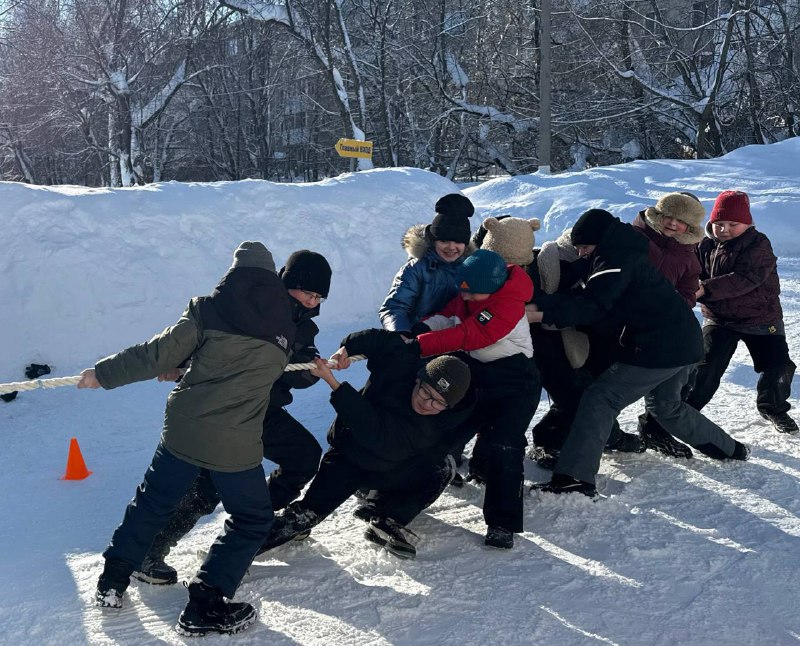📌Неделя перед Днем защитника Отечества в нашей школе прошла ярко и увлекательно благодаря «зимним стартам» для учащихся начальных классов! 🏂️Ребята соревновались между собой, показывая силу духа, ловкость и взаимоподдержку. Каждый старался внести вклад в успех своей команды, рисуя плакаты и болея за одноклассников.Мы благодарим всех участников соревнований за активность и энтузиазм! Итоги «зимних стартов» станут известны на школьной линейке.Больше фотографий с «зимних стартов» 👉🏼 тут Встретимся на линейке, впереди много интересного! 