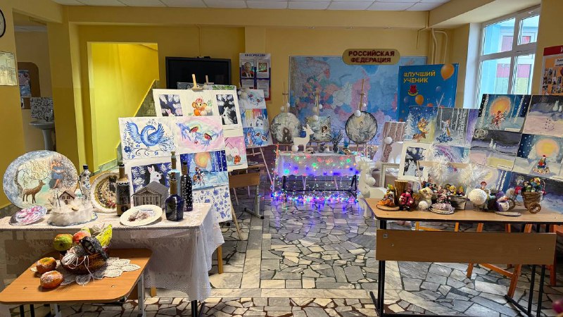 Зимний вернисаж в холле нашей школы - очередная выставка изостудии. Зимняя тематика всегда вдохновляет и дарит незабываемые эмоции. Сколько любви и волшебства вложено в рисунки и в работы прикладного творчества!Как стараются ученики начальной школы  осваивать работу с красками и большим форматом листа, получая радость от общения с искусством. Положительные эмоции - вот главная задача на занятиях. А ребята шестиклассники просто молодцы, настоящие трудяги: освоили обратный декупаж на бутылках  и оформили блюда с символом года лошадкой, рисовали акрилом, словом, родителей ждут подарки, сделанные своими руками. Выставка есть, настроение тоже... С наступающим Новым годом!