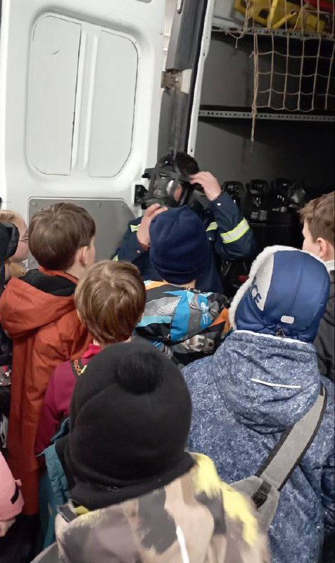 🚑Экскурсия в службу спасения📌18 февраля ребята из классов 3А и 3Б посетили Городскую службу спасения. Они познакомились с работой настоящих героев-спасателей и узнали много интересного!🛠️ Экскурсовод провёл ребят по гаражу, где размещена специализированная техника. Каждому ребёнку представилась уникальная возможность посидеть за рулем автомобиля экстренных служб и ощутить себя настоящим спасателем.🏃‍♂ Дети увидели тренажёры, на которых проходят подготовку сотрудники службы спасения. Начальник службы рассказал ребятам о своей работе: как именно проводятся операции по спасению людей, какие ситуации требуют вмешательства профессионалов.Дети активно участвовали в экскурсии, задавали много вопросов, на каждый из которых получили исчерпывающие ответы. 💬Эта поездка стала незабываемым приключением для наших третьеклассников и вдохновила многих задуматься о будущей профессии защитника жизней и здоровья окружающих! 