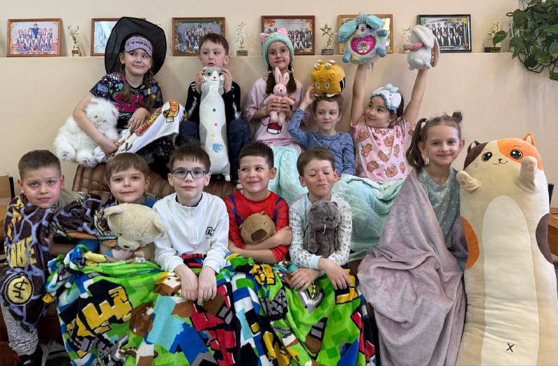 🎉 1 апреля — День смеха в школе!В нашей школе царила невероятная атмосфера веселья и радости! Ученики пришли не только в ярких и смешных костюмах, но и в уютных пижамах, принесли с собой любимые мягкие игрушки и даже одеяла. Коридоры школы превратились в настоящий праздник креатива: здесь можно было встретить супергероев и забавных животных!Этот день ещё раз показал, как важно уметь радоваться, смеяться и поддерживать друг друга. Спасибо всем, кто принял участие и подарил нам столько улыбок! Ждём новых ярких событий! Еще больше фото можно найти 👉🏼 тут