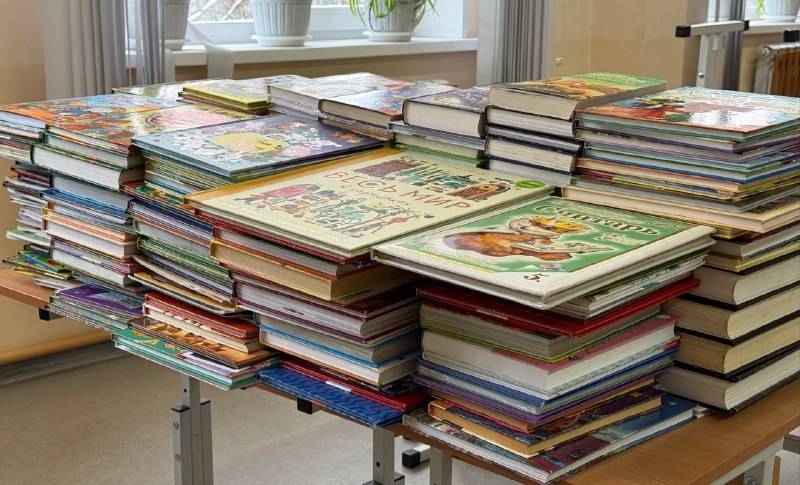 Акция "Дарите книги с любовью": итоги и благодарности📌Совместными усилиями обучающихся, педагогов и родителей 1-5 классов была собрана значительная коллекция литературы для пополнения фондов сельских библиотек. Всего участниками было передано 330 книг, каждая из которых станет источником вдохновения и новых открытий для юных читателей.Собранная литература передана в Пермскую краевую детскую библиотеку имени Л.И. Кузьмина. Учебный отдел выражает огромную признательность всем участникам благотворительной акции «Дарите книги с любовью» за проявленную инициативу и вклад в развитие культуры чтения среди детей.Каждый ребенок-участник получит заслуженную награду — сертификат участника акции, который будет вручен на торжественной итоговой линейке.Благодаря таким мероприятиям мы можем внести важный вклад в воспитание любви к чтению и культурному наследию нашей страны!