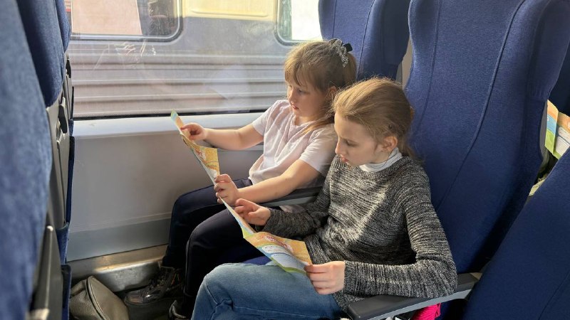 🚆Путешествие по Перми: 1Б, 3Б и 4В классы на «Финисте»!Вчера ученики 1Б, 3Б и 4В классов отправились в настоящее городское приключение — на электричке «Финист» они проехали по маршруту, охватившему 14 станций Перми. На каждой остановке ребят ждали новые открытия о нашем замечательном городе.А мы готовы открыть вам тайну! Все электрички названы в честь птиц: «Ласточка», «Финист», «Сапсан», «Стриж» — настоящие имена-птицы! 🦅 На всём пути ребята увидели несколько заводов, а в финале путешествия перед ними открылся великолепный обзор на Каму. Это был не просто маршрут, а настоящее знакомство с историей, промышленностью и природой Перми!