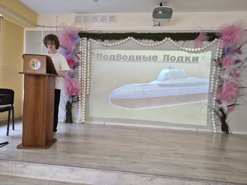 Как мы уже рассказывали, в «Европейской школе» проходит защита индивидуальных проектов в 10 и 11 классах. На этой неделе жюри заслушало выступления учащихся 11 класса. Иван Шамарин подготовил проект на тему «Как СМИ влияют на общество». Выводы: СМИ опасны способностью манипулировать сознанием, формировать искаженные ценности и ложные стереотипы, особенно у подростков и молодежи, а также вовлекать в опасные сообщества. Поэтому важно развивать навыки критического мышления и перепроверять информацию. Артур Боринских изучал тему «Интернет в жизни старшеклассника: за и против». Как показало его исследование, 80 - 90% молодежи считает интернет неотъемлемой частью свой жизни, при этом основная масса опрошенных использует интернет до 4 часов в день и в основном не в учебных целях.Артем Захаров работал над созданием мультимедийного проекта о подводных лодках эпохи Второй мировой войны. В ходе работы он использовал технические данные специализированных сайтов и форумов, посвященных подводным лодкам и военным операциям, тематические компьютерные игры-симуляторы и возможности искусственного интеллекта. На выходе получился качественный мультимедийный продукт, позволяющий изучить устройство подводной лодки. Артем Неверов изучал спортивные маршруты города Перми. Он представил главные объекты спортивно-оздоровительной инфраструктуры города, а также рассказал об известных российских спортсменах, которые родились в Прикамье. Среди них – Константин Зырянов, самый титулованный пермский футболист, Мария Тотьмянина, знаменитая российская фигуристка, Виталий Соломин – первый советский чемпион мира по боксу в легком весе, Мария Истомина, лыжница, призер чемпионата России и этапа кубка Мира и др. В секции «Естественные науки» Марина Петровых изучала, как наследственность влияет на состояние волос. В исследовательской части работы она составила родословную своей семьи, чтобы выяснить, как среди родственников наследуется ген алопеции (облысения). Научный руководитель: Милена Алексеевна Бурдина, учитель биологии и химии. Дарья Кузнецова познакомила слушателей с понятием афантазии и анендофазии: это особенности мышления, связанные с отсутствием мысленных образов и внутреннего голоса. Особенность в том, что люди зачастую не осознают, что их восприятие отличается от нормы, а общество не учитывает эту нетипичность.📍На основе проведенного опроса в школе также выявлены дети с этими особенностями. Поскольку  явления еще изучаются современной наукой, в ходе работы Дарья опиралась на исследования из зарубежных интернет-источников.Напомним, что индивидуальный проект - это самостоятельная исследовательская работа ученика, которая ведется в течение учебного года. Оценка за него идет в аттестат.Как мы уже рассказывали, в «Европейской школе» проходит защита индивидуальных проектов в 10 и 11 классах. На этой неделе жюри заслушало выступления учащихся 11 класса. Иван Шамарин подготовил проект на тему «Как СМИ влияют на общество». Выводы: СМИ опасны способностью манипулировать сознанием, формировать искаженные ценности и ложные стереотипы, особенно у подростков и молодежи, а также вовлекать в опасные сообщества. Поэтому важно развивать навыки критического мышления и перепроверять информацию. Артур Боринских изучал тему «Интернет в жизни старшеклассника: за и против». Как показало его исследование, 80 - 90% молодежи считает интернет неотъемлемой частью свой жизни, при этом основная масса опрошенных использует интернет до 4 часов в день и в основном не в учебных целях.Артем Захаров работал над созданием мультимедийного проекта о подводных лодках эпохи Второй мировой войны. В ходе работы он использовал технические данные специализированных сайтов и форумов, посвященных подводным лодкам и военным операциям, тематические компьютерные игры-симуляторы и возможности искусственного интеллекта. На выходе получился качественный мультимедийный продукт, позволяющий изучить устройство подводной лодки. Артем Неверов изучал спортивные маршруты города Перми. Он представил главные объекты спортивно-оздоровительной инфраструктуры города, а также рассказал об известных российских спортсменах, которые родились в Прикамье. Среди них – Константин Зырянов, самый титулованный пермский футболист, Мария Тотьмянина, знаменитая российская фигуристка, Виталий Соломин – первый советский чемпион мира по боксу в легком весе, Мария Истомина, лыжница, призер чемпионата России и этапа кубка Мира и др. В секции «Естественные науки» Марина Петровых изучала, как наследственность влияет на состояние волос. В исследовательской части работы она составила родословную своей семьи, чтобы выяснить, как среди родственников наследуется ген алопеции (облысения). Научный руководитель: Милена Алексеевна Бурдина, учитель биологии и химии. Дарья Кузнецова познакомила слушателей с понятием афантазии и анендофазии: это особенности мышления, связанные с отсутствием мысленных образов и внутреннего голоса. Особенность в том, что люди зачастую не осознают, что их восприятие отличается от нормы, а общество не учитывает эту нетипичность.📍На основе проведенного опроса в школе также выявлены дети с этими особенностями. Поскольку  явления еще изучаются современной наукой, в ходе работы Дарья опиралась на исследования из зарубежных интернет-источников.Напомним, что индивидуальный проект - это самостоятельная исследовательская работа ученика, которая ведется в течение учебного года. Оценка за него идет в аттестат.