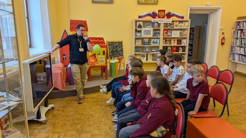 📚 Неделя чтения: Путешествие в страну чудес 🌟📌25.09 наши второклассники отправились в удивительное приключение — экскурсию в краевую библиотеку имени Л.И. Кузьмина!📚Библиотека раскрыла перед ребятами свои таинственные двери, будто сошедшие прямо со страниц любимых сказочных историй. Экскурсия погрузила детей в атмосферу книжного мира.Но самое интересное ждало впереди! Посещение музея, посвящённого писателю Льву Ивановичу Кузьмину, открыло ребятам тайну литературного творчества и жизнь мастера слова. А дальше началась настоящая магия! Викторина по любимым сказкам превратилась в настоящее испытание смекалки и знания, которое дети преодолели с честью.Однако настоящей вершиной стала встреча с искусством озвучивания фильмов. Ребята попробовали себя в роли актёров дубляжа, открыв для себя новый захватывающий вид искусства, вызвавший шквал эмоций и восхищения.Теперь каждый из наших маленьких читателей мечтает вновь оказаться в стенах этой библиотеки.