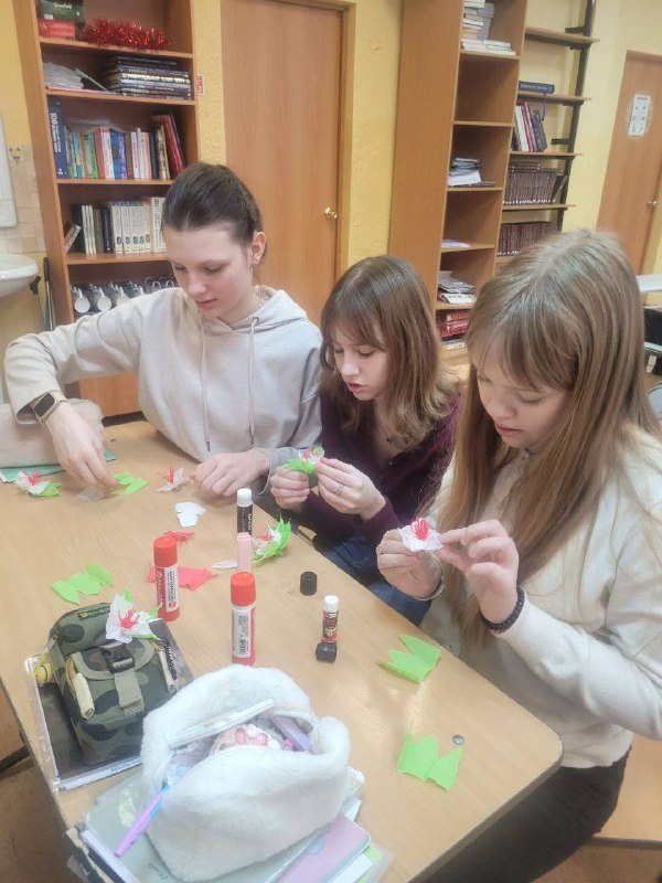 Учащиеся 6 и 7 классов проявили себя настоящими творцами, приняв активное участие в оформлении выставки в школьном холле. Урок технологии и занятия в изостудии стали площадкой для воплощения творческих идей ребят.Выставка получилась яркой и красочной. Спасибо нашим талантливым ученикам за их вдохновение и творческий подход!🎨