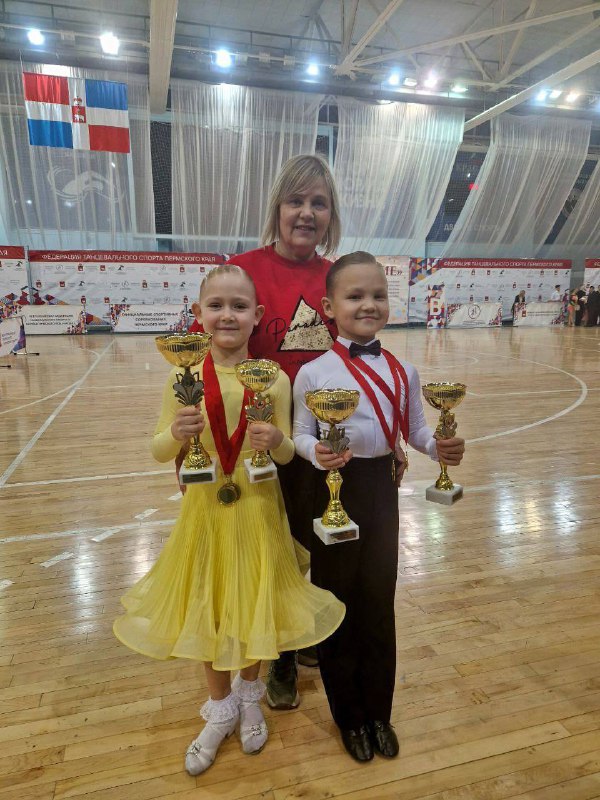Наши поздравления маленькой чемпионке! Ученица 1 «Б» класса Еговцева Анастасия блестяще выступила на Кубке «Созвездие» Пермского края. Вместе со своим партнёром они завоевали сразу четыре заветных кубка! Желаем Анастасии дальнейших успехов, вдохновения и радости от каждого выступления! Ты молодец, Настенька! 
