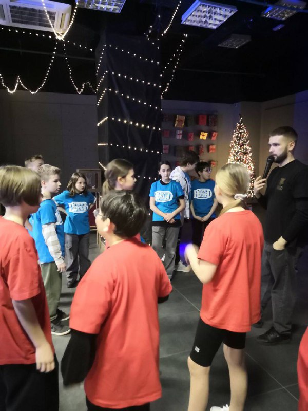 Увлекательное приключение  «Форт Боярд» В преддверии Нового года🎄 ученики 5 класса окунулись в атмосферу захватывающего праздника, приняв участие в квест-шоу «Форт Боярд». Поделившись на две команды, ребята смело преодолели все препятствия, проявив невероятную смелость и решительность.Не каждый бы отважится заглянуть в клетки, наполненные пауками, змеями и даже крысами, но наши пятиклассники справились блестяще. Поиск ключей в столь необычных условиях потребовал силы духа, быстроты реакции и смекалки.Ребята продемонстрировали силу, ловкость, скорость и сообразительность. Именно благодаря этим качествам они смогли собрать полный ящик золота и стать настоящими героями легендарного шоу.🏴‍☠️После игры ребят ждала зажигательная дискотека с Дедом Морозом и пицца с соком. А ещë все желающие могли сфотографироваться со змеёй! Каждый участник получил диплом участника игры и символический ключ от таинственного замка «Форта Боярд». Эти памятные сувениры станут отличным напоминанием о незабываемых эмоциях и впечатлениях.
