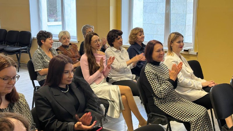 Концерт в честь Дня Учителя.3 октября, в уютных стенах нашей любимой Европейской школы состоялся замечательный праздничный концерт, посвящённый Дню Учителя. Это мероприятие стало прекрасным поводом выразить признательность нашим педагогам, вдохновляющим учеников каждый день своим трудом и заботой.В программе концерта выступили талантливые ученики разных классов, продемонстрировав высокий уровень подготовки и артистизма.Особое внимание было уделено церемонии награждения преподавателей. За вклад в развитие школы и воспитание будущих поколений заслуженным учителям были вручены почётные благодарности. Атмосфера праздника была наполнена теплом, радостью и искренней благодарностью ко всем наставникам, благодаря которым школа процветает и развивается.Мы гордимся нашими педагогами и желаем им дальнейших успехов, здоровья и счастья!
