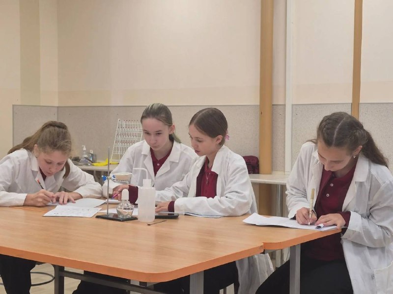 🧪 Открытие новой химической лаборатории в «Европейской школе»!Сегодня мы заглянули туда, где рождается настоящая наука. В нашей школе совсем недавно открылась химическая лаборатория, созданная благодаря стараниям нового педагога — Дмитрия Евгеньевича Макрушина. Это учитель, по-настоящему влюбленный в свой предмет, и его энтузиазм передается детям!Здесь прошли  лабораторные занятия для учащихся 7 класса.🔬 Почему 7 класс?Обычно химию начинают изучать только в 8 классе, но в «Европейской школе» введение в этот предмет включено в программу уже для семиклассников. И это отличная возможность начать знакомство с наукой раньше!👩‍🔬 Как прошло занятие?Ребята примерили спецодежду лаборантов — белые халаты, прошли серьезный инструктаж, а затем приступили к изучению инвентаря, работая в группах.Самым важным моментом стала тема безопасности. Этому вопросу посвятили часть урока, ведь в лаборатории это — приоритет №1. Также был и интерактив: обсудили разные рабочие моменты, с которыми можно столкнуться во время экспериментов.Впереди — много интересного и увлекательного! 🚀🧪 Открытие новой химической лаборатории в «Европейской школе»!Сегодня мы заглянули туда, где рождается настоящая наука. В нашей школе совсем недавно открылась химическая лаборатория, созданная благодаря стараниям нового педагога — Дмитрия Евгеньевича Макрушина. Это учитель, по-настоящему влюбленный в свой предмет, и его энтузиазм передается детям!Здесь прошли  лабораторные занятия для учащихся 7 класса.🔬 Почему 7 класс?Обычно химию начинают изучать только в 8 классе, но в «Европейской школе» введение в этот предмет включено в программу уже для семиклассников. И это отличная возможность начать знакомство с наукой раньше!👩‍🔬 Как прошло занятие?Ребята примерили спецодежду лаборантов — белые халаты, прошли серьезный инструктаж, а затем приступили к изучению инвентаря, работая в группах.Самым важным моментом стала тема безопасности. Этому вопросу посвятили часть урока, ведь в лаборатории это — приоритет №1. Также был и интерактив: обсудили разные рабочие моменты, с которыми можно столкнуться во время экспериментов.Впереди — много интересного и увлекательного! 🚀