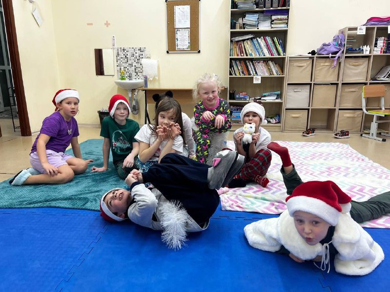 🌟Традиции нашего класса🌟В нашем 2Б классе есть традиции:🎂🎉Поздравление именниников, где каждый ученик поздравляет именинника лично, а далее мы садимся за общий стол с угощениями🍰☕🫖🎄🎁🎞️ Новогодняя "Пижамная вечеринка" с викториной, призами, просмотром фильма с попкорном🍿 и пиццей🍕🎁💐 На праздники - 23 февраля и 8 марта - мальчики и девочки нашего класса поздравляют друг друга стихами, песней и небольшими подарочками.🫂🎉 В конце учебного года мы сообща с родителями собираемся вместе на каком-нибудь мероприятии. В прошлом году это был Форт Боярд 🤗🌟Традиции нашего класса🌟В нашем 2Б классе есть традиции:🎂🎉Поздравление именниников, где каждый ученик поздравляет именинника лично, а далее мы садимся за общий стол с угощениями🍰☕🫖🎄🎁🎞️ Новогодняя "Пижамная вечеринка" с викториной, призами, просмотром фильма с попкорном🍿 и пиццей🍕🎁💐 На праздники - 23 февраля и 8 марта - мальчики и девочки нашего класса поздравляют друг друга стихами, песней и небольшими подарочками.🫂🎉 В конце учебного года мы сообща с родителями собираемся вместе на каком-нибудь мероприятии. В прошлом году это был Форт Боярд 🤗