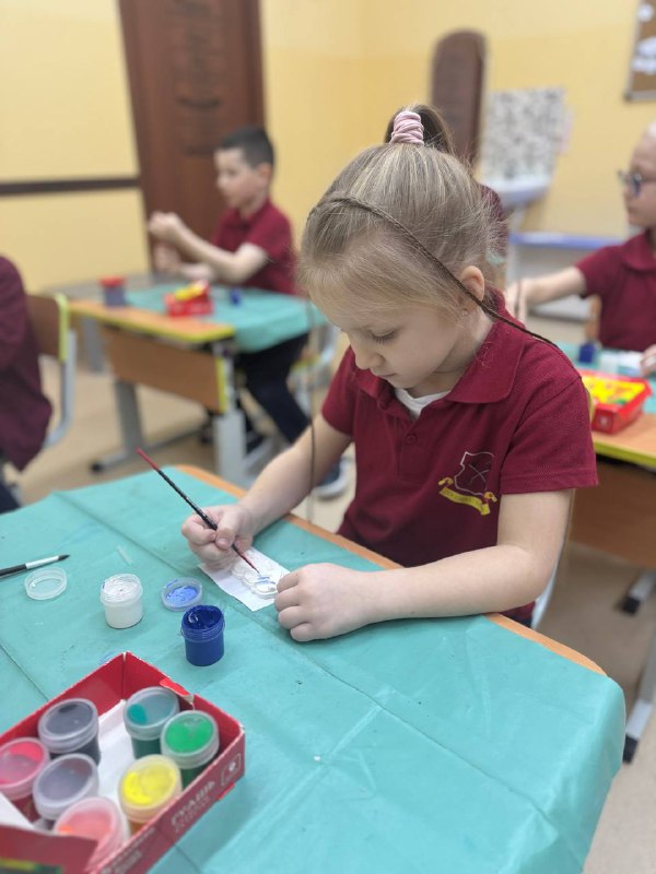 Яркий мастер класс в 1Б классе 🎨Ребята из 1Б класса окунулись в атмосферу творчества и радости! Ведь состоялся замечательный мастер-класс, посвященный празднику Дня Матери!📚 Дети услышали увлекательную историю о Дне Матери, узнали много интересного и вдохновились создать собственные подарки для любимых мам. ✂️ Вооружившись ножницами и цветной бумагой, наши юные мастера сотворили удивительные букеты ярких бумажных цветов, наполненных теплом детских сердец.Но на этом творчество не закончилось! Под руководством учителя ребята сделали оригинальные гипсовые фигурки. Затем проявили себя настоящими художниками, раскрасив свои творения яркими красками.Яркий мастер класс в 1Б классе 🎨Ребята из 1Б класса окунулись в атмосферу творчества и радости! Ведь состоялся замечательный мастер-класс, посвященный празднику Дня Матери!📚 Дети услышали увлекательную историю о Дне Матери, узнали много интересного и вдохновились создать собственные подарки для любимых мам. ✂️ Вооружившись ножницами и цветной бумагой, наши юные мастера сотворили удивительные букеты ярких бумажных цветов, наполненных теплом детских сердец.Но на этом творчество не закончилось! Под руководством учителя ребята сделали оригинальные гипсовые фигурки. Затем проявили себя настоящими художниками, раскрасив свои творения яркими красками.