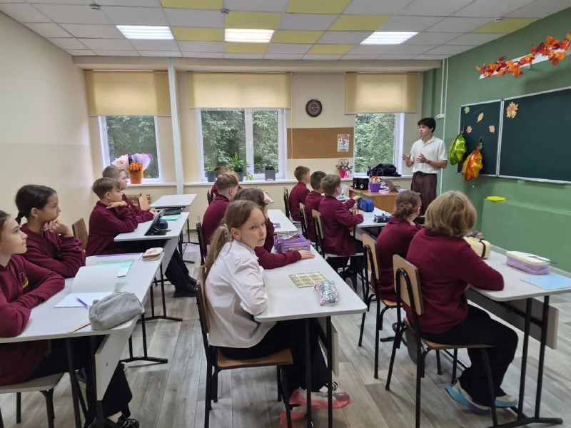 Начался новый учебный год.📚🍁В первые дни учёбы особенное внимание - нашим пятиклассникам! В их школьной жизни большие изменения: новые учителя, одноклассники, классный руководитель, кабинеты.Чтобы сделать адаптацию  более мягкой, первые дни мы посвятим интенсиву - межпредметному погружению в учебные предметы. Наша главная тема - первобытное общество. Рассматриваем ее в комплексе: через призму истории, географии, математики, изобразительного искусства, русского и иностранного языка.Наши "племена" с восторгом поддержали идею учиться в такой игровой форме! Но мы не просто играем - в ходе каждого занятия педагоги проводят входную диагностику по своему предмету.Первый учебный день завершился встречей с театром звука "11/8", ведь история музыки и музыкальных инструментов тоже идет из глубины веков!Об этом увлекательном мероприятии мы обязательно расскажем более подробно!Начался новый учебный год.📚🍁В первые дни учёбы особенное внимание - нашим пятиклассникам! В их школьной жизни большие изменения: новые учителя, одноклассники, классный руководитель, кабинеты.Чтобы сделать адаптацию  более мягкой, первые дни мы посвятим интенсиву - межпредметному погружению в учебные предметы. Наша главная тема - первобытное общество. Рассматриваем ее в комплексе: через призму истории, географии, математики, изобразительного искусства, русского и иностранного языка.Наши "племена" с восторгом поддержали идею учиться в такой игровой форме! Но мы не просто играем - в ходе каждого занятия педагоги проводят входную диагностику по своему предмету.Первый учебный день завершился встречей с театром звука "11/8", ведь история музыки и музыкальных инструментов тоже идет из глубины веков!Об этом увлекательном мероприятии мы обязательно расскажем более подробно!