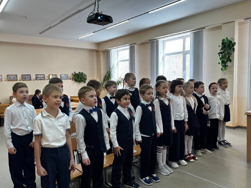 В Европейской школе прошел традиционный праздник «Прощание с Азбукой»!📚Наши маленькие ученики вместе с любимыми героями - Незнайкой, Буквами, Стариком Хоттабычем, Королевой Литературией и Библиотекарем - окунулись в увлекательное путешествие по миру букв и звуков. Они приняли участие в веселых конкурсах и играх:  «Алфавит» «Перевёртыши» «В гостях у сказки» «Собери пословицу» «В стране Грамотеев»  и многие другие.Ребята продемонстрировали отличные знания, проявив себя настоящими друзьями, командными игроками и ответственными учениками. Это было незабываемое мероприятие, полное радости и улыбок. Ребята также получили памятные подарки: медали , дипломы  и сладкие призы!Первоклассники попрощались с Азбукой- книгой, ставшей им добрым другом. В скором времени будут и другие книги, ведь чтение- ключ к знаниям! Особенную благодарность выражаем всем, кто участвовал в организации праздника: нашим дорогим родителям, мудрым классным руководителям первых классов, талантливому учителю музыки и ребятам из 4«Б» класса! Благодаря вашей поддержке праздник удался на славу!Поздравляем наших малышей с успешным завершением первого этапа школьного пути и желаем дальнейших побед, ярких открытий и верных товарищей! Пусть впереди ждут новые интересные страницы Еще больше фотографий можете найти в нашем альбоме!❤️