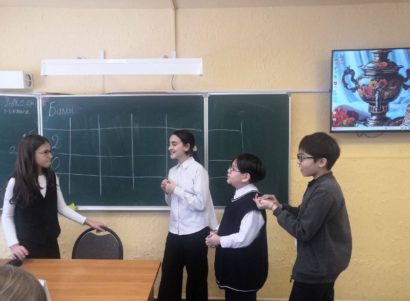 📌На масленичной неделе в нашем 5 классе прошел незабываемый классный час, посвящённый традиционному русскому празднику — Масленице. Организаторами мероприятия стали наши талантливые ученицы София Гофман и Дарина Дягилева, которым удалось создать теплую и праздничную атмосферу.❤️Мероприятие прошло под девизом «Масленица за партой», ребята объединились в три команды, каждой из которых было предложено выбрать яркое и креативное название. Получилось так: команда «Солнцевы», команда «Блинчики» и команда «Сметанка». Эти названия  сразу задали настроение всему мероприятию!Во время классного часа ученики активно участвовали в различных конкурсах и заданиях. Ребята окунулись в историю праздника, вспомнили народные пословицы и поговорки, проверили знания, участвуя в викторинах и разгадывая тематический кроссворд.Классный час пролетел незаметно: смех, азарт и дружеская поддержка царили среди ребят. Все участники получили море позитивных эмоций и яркие впечатления, почувствовав себя частью настоящего русского народного гуляния даже сидя за школьными партами.👩🏻‍🏫Мы благодарим организаторов и всех участников замечательного классного часа! Пусть радость, улыбки и хорошее настроение останутся с вами надолго!