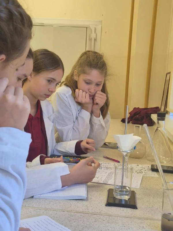 🧪 Открытие новой химической лаборатории в «Европейской школе»!Сегодня мы заглянули туда, где рождается настоящая наука. В нашей школе совсем недавно открылась химическая лаборатория, созданная благодаря стараниям нового педагога — Дмитрия Евгеньевича Макрушина. Это учитель, по-настоящему влюбленный в свой предмет, и его энтузиазм передается детям!Здесь прошли  лабораторные занятия для учащихся 7 класса.🔬 Почему 7 класс?Обычно химию начинают изучать только в 8 классе, но в «Европейской школе» введение в этот предмет включено в программу уже для семиклассников. И это отличная возможность начать знакомство с наукой раньше!👩‍🔬 Как прошло занятие?Ребята примерили спецодежду лаборантов — белые халаты, прошли серьезный инструктаж, а затем приступили к изучению инвентаря, работая в группах.Самым важным моментом стала тема безопасности. Этому вопросу посвятили часть урока, ведь в лаборатории это — приоритет №1. Также был и интерактив: обсудили разные рабочие моменты, с которыми можно столкнуться во время экспериментов.Впереди — много интересного и увлекательного! 🚀🧪 Открытие новой химической лаборатории в «Европейской школе»!Сегодня мы заглянули туда, где рождается настоящая наука. В нашей школе совсем недавно открылась химическая лаборатория, созданная благодаря стараниям нового педагога — Дмитрия Евгеньевича Макрушина. Это учитель, по-настоящему влюбленный в свой предмет, и его энтузиазм передается детям!Здесь прошли  лабораторные занятия для учащихся 7 класса.🔬 Почему 7 класс?Обычно химию начинают изучать только в 8 классе, но в «Европейской школе» введение в этот предмет включено в программу уже для семиклассников. И это отличная возможность начать знакомство с наукой раньше!👩‍🔬 Как прошло занятие?Ребята примерили спецодежду лаборантов — белые халаты, прошли серьезный инструктаж, а затем приступили к изучению инвентаря, работая в группах.Самым важным моментом стала тема безопасности. Этому вопросу посвятили часть урока, ведь в лаборатории это — приоритет №1. Также был и интерактив: обсудили разные рабочие моменты, с которыми можно столкнуться во время экспериментов.Впереди — много интересного и увлекательного! 🚀