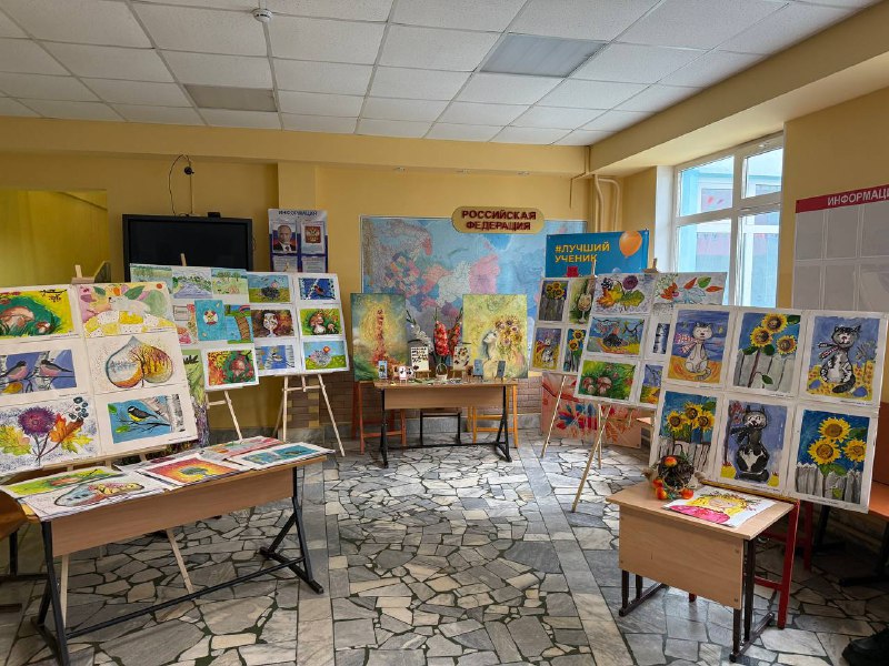 🎨Все краски осени 🍂Дорогие родители и ученики!Приглашаем вас посетить выставку творческих работ наших учеников под названием «Все краски осени». Это удивительная возможность увидеть мир глазами талантливых детей нашей школы.🌿 Выставка представляет собой яркое собрание картин и квиллинга, созданных учащимися нашего творческого объединения «Палитра» и творческой мастерской.Будем рады видеть всех желающих поддержать юных художников и насладиться красотой искусства вместе с нами! 