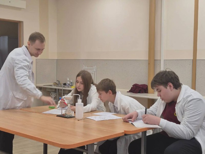 🧪 Открытие новой химической лаборатории в «Европейской школе»!Сегодня мы заглянули туда, где рождается настоящая наука. В нашей школе совсем недавно открылась химическая лаборатория, созданная благодаря стараниям нового педагога — Дмитрия Евгеньевича Макрушина. Это учитель, по-настоящему влюбленный в свой предмет, и его энтузиазм передается детям!Здесь прошли  лабораторные занятия для учащихся 7 класса.🔬 Почему 7 класс?Обычно химию начинают изучать только в 8 классе, но в «Европейской школе» введение в этот предмет включено в программу уже для семиклассников. И это отличная возможность начать знакомство с наукой раньше!👩‍🔬 Как прошло занятие?Ребята примерили спецодежду лаборантов — белые халаты, прошли серьезный инструктаж, а затем приступили к изучению инвентаря, работая в группах.Самым важным моментом стала тема безопасности. Этому вопросу посвятили часть урока, ведь в лаборатории это — приоритет №1. Также был и интерактив: обсудили разные рабочие моменты, с которыми можно столкнуться во время экспериментов.Впереди — много интересного и увлекательного! 🚀🧪 Открытие новой химической лаборатории в «Европейской школе»!Сегодня мы заглянули туда, где рождается настоящая наука. В нашей школе совсем недавно открылась химическая лаборатория, созданная благодаря стараниям нового педагога — Дмитрия Евгеньевича Макрушина. Это учитель, по-настоящему влюбленный в свой предмет, и его энтузиазм передается детям!Здесь прошли  лабораторные занятия для учащихся 7 класса.🔬 Почему 7 класс?Обычно химию начинают изучать только в 8 классе, но в «Европейской школе» введение в этот предмет включено в программу уже для семиклассников. И это отличная возможность начать знакомство с наукой раньше!👩‍🔬 Как прошло занятие?Ребята примерили спецодежду лаборантов — белые халаты, прошли серьезный инструктаж, а затем приступили к изучению инвентаря, работая в группах.Самым важным моментом стала тема безопасности. Этому вопросу посвятили часть урока, ведь в лаборатории это — приоритет №1. Также был и интерактив: обсудили разные рабочие моменты, с которыми можно столкнуться во время экспериментов.Впереди — много интересного и увлекательного! 🚀