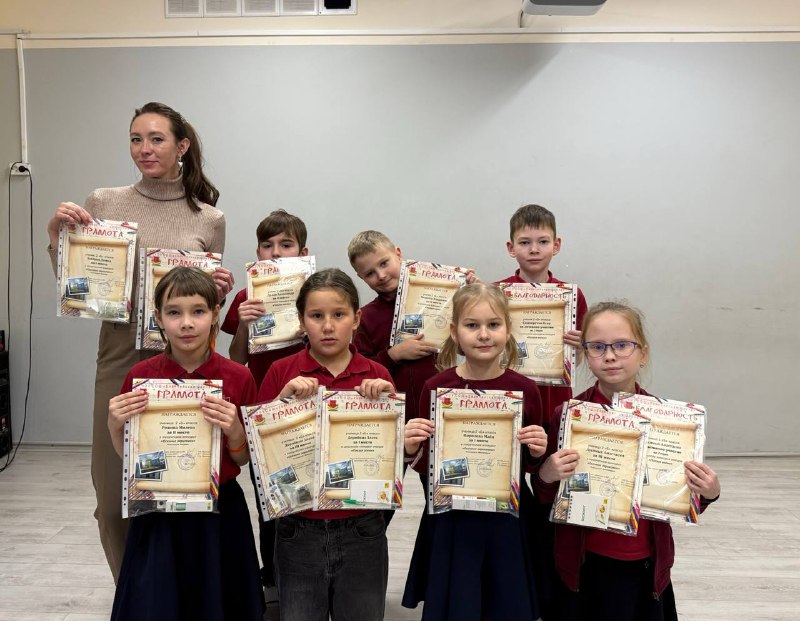 🎓✨Сегодня, 3 декабря, в нашей школе состоялась праздничная линейка для учеников начальных классов!На торжественной линейке  мы отметили и наградили наших талантливых ребят, которые принимали активное участие в осенних школьных мероприятиях. 