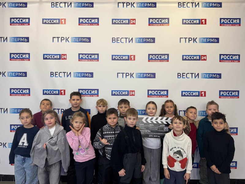  Ученики 2 «А» класса совершили увлекательное путешествие в мир телевизионного и радиовещания, посетив ГТРК!Ребята погрузились в творческую атмосферу съемочного процесса и радиопередач. Они побывали в гримерке, где ведущие и гости готовятся к выходу в прямой эфир. Затем школьники оказались в студии, где проходят съемки ежедневных передач. Здесь ребята узнали много интересного о процессе подготовки и записи программ. Также заглянули в монтажный кабинет, где профессионалы обрабатывают отснятый материал.Но и это ещё не всё! Ученики продолжили своё знакомство с миром телевидения, посетив музей телевидения. Там они получили исчерпывающие знания обо всех этапах развития отрасли и работе профессионалов своего дела.Следующим пунктом стала радиостудия, где ребята попробовали себя в роли настоящих ведущих и гостей популярных радиостанций, таких как «Маяк», «Вести ФМ» и «Радио России».