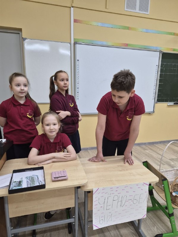 Сегодня мы расскажем про "Игротеку" - это одно из направлений #внеурочки."Игротека" - это комбо всех игр! От сюжетно-ролевых, дидактических, настольных до подвижных! Суть этого направления состоит в том, чтобы формировать множество навыков и качеств. Игры позволяют детям в безопасной форме исследовать мир, осваивать социальные роли, развивать воображение, коммуникативные способности. Занятия проводит Мария Андреевна Патрушева. Сегодня мы побывали в гостях на сюжетно-ролевой игре «Мой супермаркет»! На первом занятии ребята разделились на три команды и начали творить! Сами придумывали название своего магазина, готовили товары для продажи, оформляли ценники, устанавливали скидки, продумывали доставку на дом. Сегодня состоялось открытие магазинов. Перед участниками стояло много задач. Широкий ассортимент товаров (нужно обеспечить удобную выкладку!), электронные заказы и служба доставки (соблюдать тайминг, чтобы покупатель получили заказ в срок!),  список покупок (ничего не забыть!), деньги (принять оплату, правильно посчитать сдачу!), купоны на скидку (применить, чтобы сделать покупку выгодной!), корзины с покупками и даже очередь - все, как в настоящем магазине.  А в конце игры каждый магазин должен был посчитать сумму прибыли. Было интересно и весело!Ребята пробовали себя в роли покупателей, кассиров, доставщиков, продавцов-консультантов. Как оказалось, каждая из данных ролей - это особый труд! И сегодня ребята в этом убедились! 😊Сегодня мы расскажем про "Игротеку" - это одно из направлений #внеурочки."Игротека" - это комбо всех игр! От сюжетно-ролевых, дидактических, настольных до подвижных! Суть этого направления состоит в том, чтобы формировать множество навыков и качеств. Игры позволяют детям в безопасной форме исследовать мир, осваивать социальные роли, развивать воображение, коммуникативные способности. Занятия проводит Мария Андреевна Патрушева. Сегодня мы побывали в гостях на сюжетно-ролевой игре «Мой супермаркет»! На первом занятии ребята разделились на три команды и начали творить! Сами придумывали название своего магазина, готовили товары для продажи, оформляли ценники, устанавливали скидки, продумывали доставку на дом. Сегодня состоялось открытие магазинов. Перед участниками стояло много задач. Широкий ассортимент товаров (нужно обеспечить удобную выкладку!), электронные заказы и служба доставки (соблюдать тайминг, чтобы покупатель получили заказ в срок!),  список покупок (ничего не забыть!), деньги (принять оплату, правильно посчитать сдачу!), купоны на скидку (применить, чтобы сделать покупку выгодной!), корзины с покупками и даже очередь - все, как в настоящем магазине.  А в конце игры каждый магазин должен был посчитать сумму прибыли. Было интересно и весело!Ребята пробовали себя в роли покупателей, кассиров, доставщиков, продавцов-консультантов. Как оказалось, каждая из данных ролей - это особый труд! И сегодня ребята в этом убедились! 😊