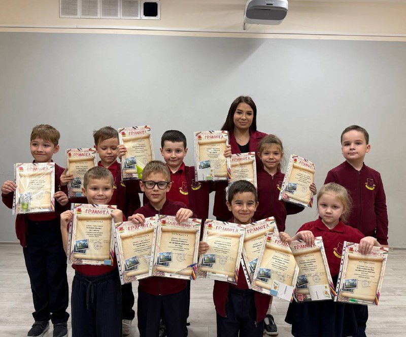 🎓✨Сегодня, 3 декабря, в нашей школе состоялась праздничная линейка для учеников начальных классов!На торжественной линейке  мы отметили и наградили наших талантливых ребят, которые принимали активное участие в осенних школьных мероприятиях. 