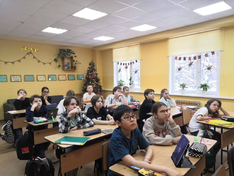 ⭐️Прилетаем в Россию!⭐️В нашей стране постепенно возрождается традиция оформлять рождественские елки в истинно русском стиле, превращая их в яркое отражение национальной культуры и семейных ценностей. Это не просто стремление придерживаться строгих канонов, а глубокая дань уважения нашим корням, атмосфере домашнего уюта и культурной преемственности поколений.Ребята 5 класса создали своими руками оригинальные праздничные украшения для своего кабинета, выдержанные в традиционном русском стиле. Ёлочку украсили гирляндами из сушек связанных яркими красно-зелёными лентами, бумажными  звёздами. Дверь украсили старинным символом Нового года - рождественским венком. Дополнительно повесили искусственные ветви ели, яркие бусы, нарядные шарики и изящные бумажные гирлянды-флажки. Мягко мерцающие электрические гирлянды завершают картину традиционной красоты.Декор в стиле «а-ля рус» (русский стиль) - это оформление интерьера, сочетающее элементы традиционного русского стиля с актуальными модными тенденциями. Такой декор может включать использование определённых цветов, материалов и орнаментов. Для русского стиля характерны естественные оттенки - синий, белый, зелёный, болотный, коричневый, чёрный, золотой.В декоре в стиле «а-ля рус» часто используют натуральные материалы. Некоторые из них: дерево - сосна, дуб, лиственница и берёза. Текстиль - лён, хлопок и шерсть - используют ковры, покрывала, подушки и шторы. Камень и глина - печи, изразцовые элементы, декоративные панели. Керамика и глазурованная посуда - выступают в роли современных декоративных деталей, которые отсылают к другим эпохам.Также в декоре могут использоваться растительные и звериные орнаменты: деревья, ветки, ягоды, лошади и петухи.Декор ёлки в русском стиле - это не просто украшение праздника, это способ передать тепло дома, традиции и культурное наследие. Дом, где чтят старину, а вместе с тем живут настоящими праздниками.