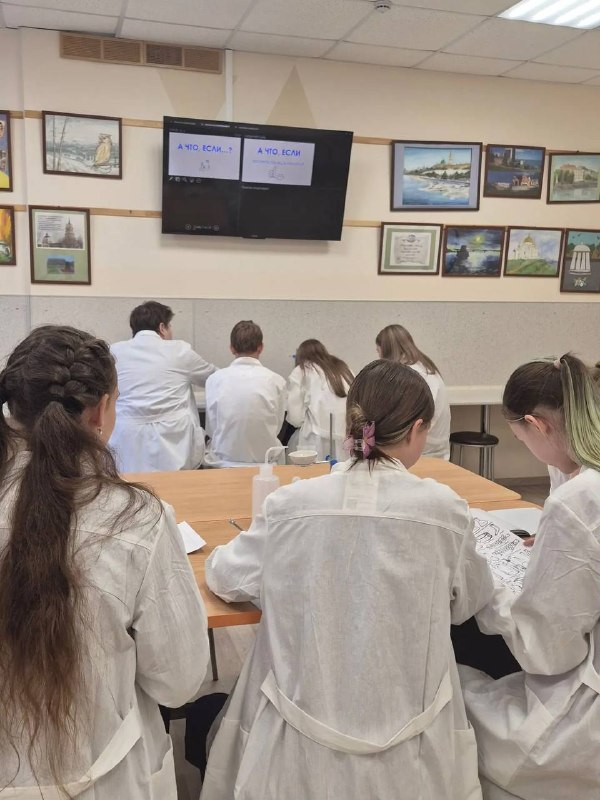🧪 Открытие новой химической лаборатории в «Европейской школе»!Сегодня мы заглянули туда, где рождается настоящая наука. В нашей школе совсем недавно открылась химическая лаборатория, созданная благодаря стараниям нового педагога — Дмитрия Евгеньевича Макрушина. Это учитель, по-настоящему влюбленный в свой предмет, и его энтузиазм передается детям!Здесь прошли  лабораторные занятия для учащихся 7 класса.🔬 Почему 7 класс?Обычно химию начинают изучать только в 8 классе, но в «Европейской школе» введение в этот предмет включено в программу уже для семиклассников. И это отличная возможность начать знакомство с наукой раньше!👩‍🔬 Как прошло занятие?Ребята примерили спецодежду лаборантов — белые халаты, прошли серьезный инструктаж, а затем приступили к изучению инвентаря, работая в группах.Самым важным моментом стала тема безопасности. Этому вопросу посвятили часть урока, ведь в лаборатории это — приоритет №1. Также был и интерактив: обсудили разные рабочие моменты, с которыми можно столкнуться во время экспериментов.Впереди — много интересного и увлекательного! 🚀🧪 Открытие новой химической лаборатории в «Европейской школе»!Сегодня мы заглянули туда, где рождается настоящая наука. В нашей школе совсем недавно открылась химическая лаборатория, созданная благодаря стараниям нового педагога — Дмитрия Евгеньевича Макрушина. Это учитель, по-настоящему влюбленный в свой предмет, и его энтузиазм передается детям!Здесь прошли  лабораторные занятия для учащихся 7 класса.🔬 Почему 7 класс?Обычно химию начинают изучать только в 8 классе, но в «Европейской школе» введение в этот предмет включено в программу уже для семиклассников. И это отличная возможность начать знакомство с наукой раньше!👩‍🔬 Как прошло занятие?Ребята примерили спецодежду лаборантов — белые халаты, прошли серьезный инструктаж, а затем приступили к изучению инвентаря, работая в группах.Самым важным моментом стала тема безопасности. Этому вопросу посвятили часть урока, ведь в лаборатории это — приоритет №1. Также был и интерактив: обсудили разные рабочие моменты, с которыми можно столкнуться во время экспериментов.Впереди — много интересного и увлекательного! 🚀