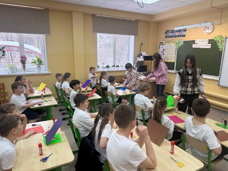 📌Сегодня ученики 6 класса нашей школы — Борисова Алиса, Иванова Алиса и Садетдинова Екатерина — организовали замечательный мастер-класс  «Весенние открытки» для второклассников из 2 «А».Ребята показали младшим школьникам, как создавать яркие весенние открытки своими руками.Это было увлекательное занятие, наполненное радостью творчества и искренним детским восторгом!Спасибо нашим талантливым ученикам за этот яркий пример доброты и заботы о младших товарищах! Пусть подобные мероприятия станут традиционными и вдохновляют всех нас на новые творческие свершения!