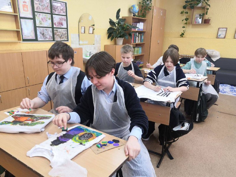 Наши пятиклассники окунулись в мир творчества и фантазии! В честь праздника ФевроМарта прошел захватывающий мастер-класс по росписи футболок.Ребята получили возможность проявить себя в роли дизайнеров, используя яркие акриловые краски и белые футболки. Под руководством опытного мастера дети узнали правила техники безопасности и освоили базовые приемы работы с тканями.🖌️🎨 Процесс рисования проходил в теплой и дружной обстановке.Каждый школьник создал уникальную вещь, воплотив собственные идеи и мечты в ярком дизайне.Результаты превзошли ожидания: теперь у ребят есть эксклюзивные подарки, сделанные собственными руками!
