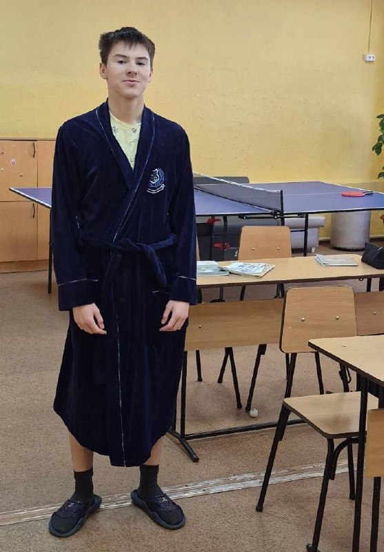 🎉 1 апреля — День смеха в школе!В нашей школе царила невероятная атмосфера веселья и радости! Ученики пришли не только в ярких и смешных костюмах, но и в уютных пижамах, принесли с собой любимые мягкие игрушки и даже одеяла. Коридоры школы превратились в настоящий праздник креатива: здесь можно было встретить супергероев и забавных животных!Этот день ещё раз показал, как важно уметь радоваться, смеяться и поддерживать друг друга. Спасибо всем, кто принял участие и подарил нам столько улыбок! Ждём новых ярких событий! Еще больше фото можно найти 👉🏼 тут