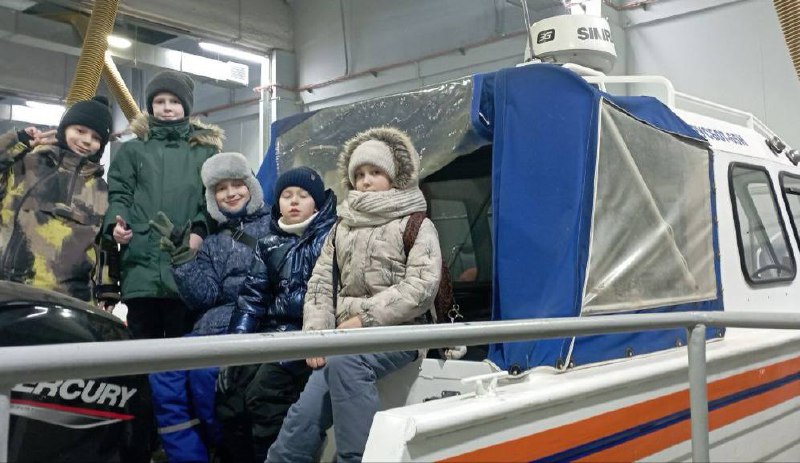 🚑Экскурсия в службу спасения📌18 февраля ребята из классов 3А и 3Б посетили Городскую службу спасения. Они познакомились с работой настоящих героев-спасателей и узнали много интересного!🛠️ Экскурсовод провёл ребят по гаражу, где размещена специализированная техника. Каждому ребёнку представилась уникальная возможность посидеть за рулем автомобиля экстренных служб и ощутить себя настоящим спасателем.🏃‍♂ Дети увидели тренажёры, на которых проходят подготовку сотрудники службы спасения. Начальник службы рассказал ребятам о своей работе: как именно проводятся операции по спасению людей, какие ситуации требуют вмешательства профессионалов.Дети активно участвовали в экскурсии, задавали много вопросов, на каждый из которых получили исчерпывающие ответы. 💬Эта поездка стала незабываемым приключением для наших третьеклассников и вдохновила многих задуматься о будущей профессии защитника жизней и здоровья окружающих! 
