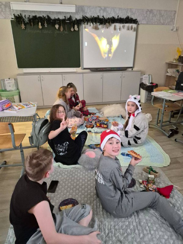 Новогодняя подготовка в 4А классе 🎅Вот и закончились новогодние каникулы! Подготовка к Новому году в 4А классе была особенно увлекательной и творческой.✨ Одной из любимых традиций стала организация адвент-календаря. В этом году все задания дети подготовили самостоятельно, проявив массу фантазии и креативности.Саша Мальцева: провела мастер-класс по созданию мини-кормушки - лакомства для птиц, а также предложила создать елочные игрушки из деревянных заготовок.Ксюша Коньшина: научила ребят создавать красивые закладки, а также оригинальную съедобную гирлянду из конфет. Ее нужно было съесть в новогоднюю ночь и загадать желание. Василиса Захарова и Кира Киселева: вместе сделали чудесные ёлочные украшения. Декор получился ярким и праздничным! Блестками был усыпан весь кабинет, но зато очень милые игрушки получились! Фома Журавлёв: выступил организатором  «Тайного Санты». Ребята получили приятные сладкие сюрпризы от одноклассников и смогли почувствовать себя настоящими дарителями радости.🧶 Праздничная мастерская работала весь месяц: делали и объемные снежинки из бумаги, елочные игрушки в стиле имбирного печенья, открыточки для друзей и близких. Практически весь декор в кабинете создан руками детей и классного руководителя. Творим чудеса своими руками! ❤️ Огромное спасибо родителям за поддержку детских инициатив и участие в нашей творческой мастерской!И конечно же, завершилось всё традиционной «Пижамной вечеринкой», где ребята отдыхали, смотрели мультфильмы и наслаждались вкуснейшей пиццей.