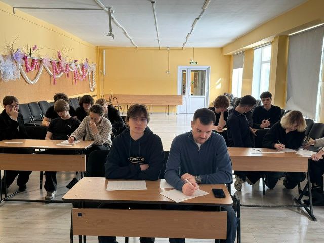 Нейросети: ограничить нельзя использоватьУчащиеся 10 и 11 классов «Европейской школы» впервые познакомились с миром парламентских дебатов. Надо отметить, что это направление активно развивается в учебных заведениях края, под эгидой Молодёжного парламента Прикамья проводятся дебаты краевого уровня. Тему для первого раза выбрали непростую, но актуальную — нужно ли ограничивать использование нейросетей при выполнении домашних заданий?Вполне ожидаемо, что сначала многие стеснялись. Сделать первый шаг и высказать своё мнение перед всеми — всегда волнительно. Но постепенно, один за другим, ребята включились в работу и начали защищать точку зрения своей команды. Это было самое важное: они не испугались и попробовали. В процессе дискуссии мы услышали и по-настоящему сильные, продуманные аргументы.Организаторами дебатов выступили студенты ПГНИУ, представители Молодежного парламента Законодательного Собрания края Сергей Кузнецов,  Антон Бобров, Ян Городецкий. Их отзыв о мероприятии:«Конечно, ребятам из «Европейской школы» ещё есть над чем работать и что прокачивать. Но главное — мы увидели их интерес. Это лучший сигнал для нас, что нужно продолжать. Мы обязательно вернёмся в эту школу, чтобы помочь им развить свои навыки и, возможно, подготовить будущих чемпионов!».Нейросети: ограничить нельзя использоватьУчащиеся 10 и 11 классов «Европейской школы» впервые познакомились с миром парламентских дебатов. Надо отметить, что это направление активно развивается в учебных заведениях края, под эгидой Молодёжного парламента Прикамья проводятся дебаты краевого уровня. Тему для первого раза выбрали непростую, но актуальную — нужно ли ограничивать использование нейросетей при выполнении домашних заданий?Вполне ожидаемо, что сначала многие стеснялись. Сделать первый шаг и высказать своё мнение перед всеми — всегда волнительно. Но постепенно, один за другим, ребята включились в работу и начали защищать точку зрения своей команды. Это было самое важное: они не испугались и попробовали. В процессе дискуссии мы услышали и по-настоящему сильные, продуманные аргументы.Организаторами дебатов выступили студенты ПГНИУ, представители Молодежного парламента Законодательного Собрания края Сергей Кузнецов,  Антон Бобров, Ян Городецкий. Их отзыв о мероприятии:«Конечно, ребятам из «Европейской школы» ещё есть над чем работать и что прокачивать. Но главное — мы увидели их интерес. Это лучший сигнал для нас, что нужно продолжать. Мы обязательно вернёмся в эту школу, чтобы помочь им развить свои навыки и, возможно, подготовить будущих чемпионов!».