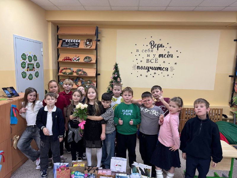 Прилетели в Америку! 🎄Именно эту удивительную страну выбрал наш 2А класс для изучения традиций празднования Нового года!Здесь Новый год отмечается ярко и необычно. Например, все подарки обязательно заворачиваются в красивую блестящую упаковку и перевязываются ленточками, а потом аккуратно раскладываются под елочкой. А еще есть традиция класть небольшие сувениры прямо в новогодние носки!И вот мы решили попробовать оба варианта сразу — получилось весело и интересно!Символами американского Нового года являются пряничные человечки (печенье), и конфеты-карамельки в форме посоха. Именно в таком стиле - мы украсили нашу праздничную елку!Кроме того, здесь принято украшать дома множеством гирлянд и мигающих огоньков — атмосфера праздника буквально сияет вокруг!В канун Нового года мы устроили игру «Тайный Санта», где каждый получил свой небольшой сюрприз в носочек Традиционно американцы в Новый Год дают себе обещания («New Year's resolutions») — ставят перед собой цели на будущий год. Кто-то обещает заняться спортом, кто-то избавиться от вредных привычек, а кто-то мечтает овладеть новым интересным делом.Наша класс также поделился своими мечтами и планами на наступающий год ☀️Итак, мы успешно освоились в Американской культуре, и впереди нас ждут новые приключения!