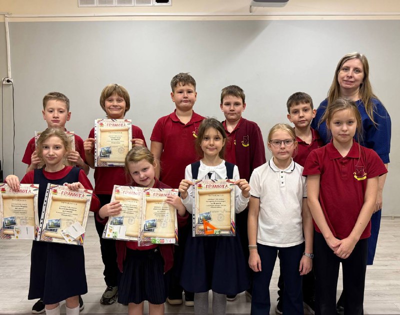 🎓✨Сегодня, 3 декабря, в нашей школе состоялась праздничная линейка для учеников начальных классов!На торжественной линейке  мы отметили и наградили наших талантливых ребят, которые принимали активное участие в осенних школьных мероприятиях. 
