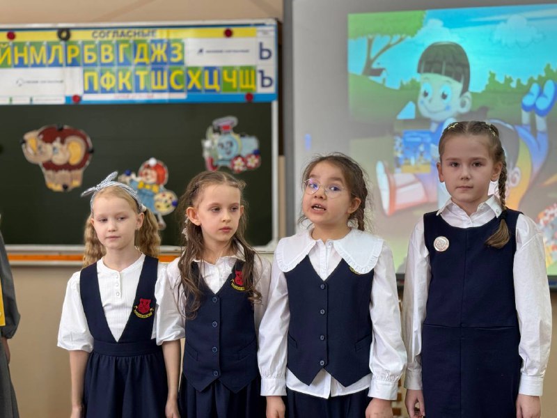 В Европейской школе прошел традиционный праздник «Прощание с Азбукой»!📚Наши маленькие ученики вместе с любимыми героями - Незнайкой, Буквами, Стариком Хоттабычем, Королевой Литературией и Библиотекарем - окунулись в увлекательное путешествие по миру букв и звуков. Они приняли участие в веселых конкурсах и играх:  «Алфавит» «Перевёртыши» «В гостях у сказки» «Собери пословицу» «В стране Грамотеев»  и многие другие.Ребята продемонстрировали отличные знания, проявив себя настоящими друзьями, командными игроками и ответственными учениками. Это было незабываемое мероприятие, полное радости и улыбок. Ребята также получили памятные подарки: медали , дипломы  и сладкие призы!Первоклассники попрощались с Азбукой- книгой, ставшей им добрым другом. В скором времени будут и другие книги, ведь чтение- ключ к знаниям! Особенную благодарность выражаем всем, кто участвовал в организации праздника: нашим дорогим родителям, мудрым классным руководителям первых классов, талантливому учителю музыки и ребятам из 4«Б» класса! Благодаря вашей поддержке праздник удался на славу!Поздравляем наших малышей с успешным завершением первого этапа школьного пути и желаем дальнейших побед, ярких открытий и верных товарищей! Пусть впереди ждут новые интересные страницы Еще больше фотографий можете найти в нашем альбоме!❤️