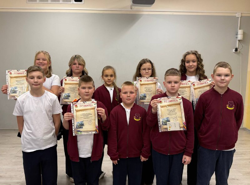 🎓✨Сегодня, 3 декабря, в нашей школе состоялась праздничная линейка для учеников начальных классов!На торжественной линейке  мы отметили и наградили наших талантливых ребят, которые принимали активное участие в осенних школьных мероприятиях. 