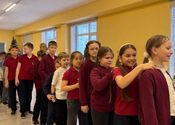 В наш чат бот пришел вопрос о режиме дня в "Европейской школе". Рассказываем. 📍Начальная школа – это школа полного дня. Дети приходят в 08.30 и остаются здесь до 18.00 часов. Для первоклашек и второклассников день начинается с завтрака, а затем – первый урок. Ученики 3 и 4 классов завтракают на перемене после первого урока. Уроки в школе - по 45 минут. Как мы уже рассказывали, прямо в учебное расписание включены внеурочные занятия. Такое чередование видов деятельности учит детей быстро переключаться между задачами, дает возможность отдохнуть, оптимально распределяет учебную нагрузку в течение дня и развивает множество компетенций. На переменах после 4 и 5 уроков дети обедают и отправляются на прогулку. Наверное, это одно из любимых занятий в расписании! Гуляем на закрытой огороженной территории. У нас очень красиво! Небольшая березовая роща, много зелени и цветов! Осенью здесь так радостно шуршать цветными листьями на дорожках, собирать гербарий. А какие огромные сугробы наметает зимой! На территорию часто забегают белочки, увидеть их – хорошая примета! Именно белки украшают неофициальный герб школы и изображены на фирменном школьном стикерпаке.🐿Прогулка – это отдых, свежий воздух, общение с друзьями. Под присмотром педагогов в зависимости от сезона дети играют в догонялки, в футбол, в снежки, валяются в сугробах, прыгают в классики, рисуют цветными мелками на асфальте и находят для себя массу других интересных занятий.После прогулки, как правило, еще один урок и далее – самоподготовка. Дети закрепляют изученный материал, выполняют небольшие домашние задания. Учебная деятельность заканчивается в 16.15 ч. ❓А что потом? После уроков дети находятся под присмотром тьюторов, участвуют в различных играх,  мастер-классах, в хорошую погоду гуляют, общаются с друзьями. Кроме этого, вожатые детского лагеря «Солнышко» два раза в неделю проводят для детей квесты и другие мероприятия. ❓Можно ли забрать ребенка раньше 18.00 часов? Да, по согласованию с классным руководителем (если ребенок посещает кружки и секции вне школы). Но после уроков в школе происходит тоже столько интересного, что детям ооочень не хочется уходить!😜В наш чат бот пришел вопрос о режиме дня в "Европейской школе". Рассказываем. 📍Начальная школа – это школа полного дня. Дети приходят в 08.30 и остаются здесь до 18.00 часов. Для первоклашек и второклассников день начинается с завтрака, а затем – первый урок. Ученики 3 и 4 классов завтракают на перемене после первого урока. Уроки в школе - по 45 минут. Как мы уже рассказывали, прямо в учебное расписание включены внеурочные занятия. Такое чередование видов деятельности учит детей быстро переключаться между задачами, дает возможность отдохнуть, оптимально распределяет учебную нагрузку в течение дня и развивает множество компетенций. На переменах после 4 и 5 уроков дети обедают и отправляются на прогулку. Наверное, это одно из любимых занятий в расписании! Гуляем на закрытой огороженной территории. У нас очень красиво! Небольшая березовая роща, много зелени и цветов! Осенью здесь так радостно шуршать цветными листьями на дорожках, собирать гербарий. А какие огромные сугробы наметает зимой! На территорию часто забегают белочки, увидеть их – хорошая примета! Именно белки украшают неофициальный герб школы и изображены на фирменном школьном стикерпаке.🐿Прогулка – это отдых, свежий воздух, общение с друзьями. Под присмотром педагогов в зависимости от сезона дети играют в догонялки, в футбол, в снежки, валяются в сугробах, прыгают в классики, рисуют цветными мелками на асфальте и находят для себя массу других интересных занятий.После прогулки, как правило, еще один урок и далее – самоподготовка. Дети закрепляют изученный материал, выполняют небольшие домашние задания. Учебная деятельность заканчивается в 16.15 ч. ❓А что потом? После уроков дети находятся под присмотром тьюторов, участвуют в различных играх,  мастер-классах, в хорошую погоду гуляют, общаются с друзьями. Кроме этого, вожатые детского лагеря «Солнышко» два раза в неделю проводят для детей квесты и другие мероприятия. ❓Можно ли забрать ребенка раньше 18.00 часов? Да, по согласованию с классным руководителем (если ребенок посещает кружки и секции вне школы). Но после уроков в школе происходит тоже столько интересного, что детям ооочень не хочется уходить!😜