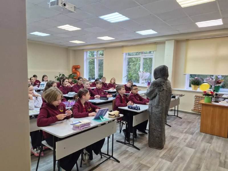 Начался новый учебный год.📚🍁В первые дни учёбы особенное внимание - нашим пятиклассникам! В их школьной жизни большие изменения: новые учителя, одноклассники, классный руководитель, кабинеты.Чтобы сделать адаптацию  более мягкой, первые дни мы посвятим интенсиву - межпредметному погружению в учебные предметы. Наша главная тема - первобытное общество. Рассматриваем ее в комплексе: через призму истории, географии, математики, изобразительного искусства, русского и иностранного языка.Наши "племена" с восторгом поддержали идею учиться в такой игровой форме! Но мы не просто играем - в ходе каждого занятия педагоги проводят входную диагностику по своему предмету.Первый учебный день завершился встречей с театром звука "11/8", ведь история музыки и музыкальных инструментов тоже идет из глубины веков!Об этом увлекательном мероприятии мы обязательно расскажем более подробно!Начался новый учебный год.📚🍁В первые дни учёбы особенное внимание - нашим пятиклассникам! В их школьной жизни большие изменения: новые учителя, одноклассники, классный руководитель, кабинеты.Чтобы сделать адаптацию  более мягкой, первые дни мы посвятим интенсиву - межпредметному погружению в учебные предметы. Наша главная тема - первобытное общество. Рассматриваем ее в комплексе: через призму истории, географии, математики, изобразительного искусства, русского и иностранного языка.Наши "племена" с восторгом поддержали идею учиться в такой игровой форме! Но мы не просто играем - в ходе каждого занятия педагоги проводят входную диагностику по своему предмету.Первый учебный день завершился встречей с театром звука "11/8", ведь история музыки и музыкальных инструментов тоже идет из глубины веков!Об этом увлекательном мероприятии мы обязательно расскажем более подробно!