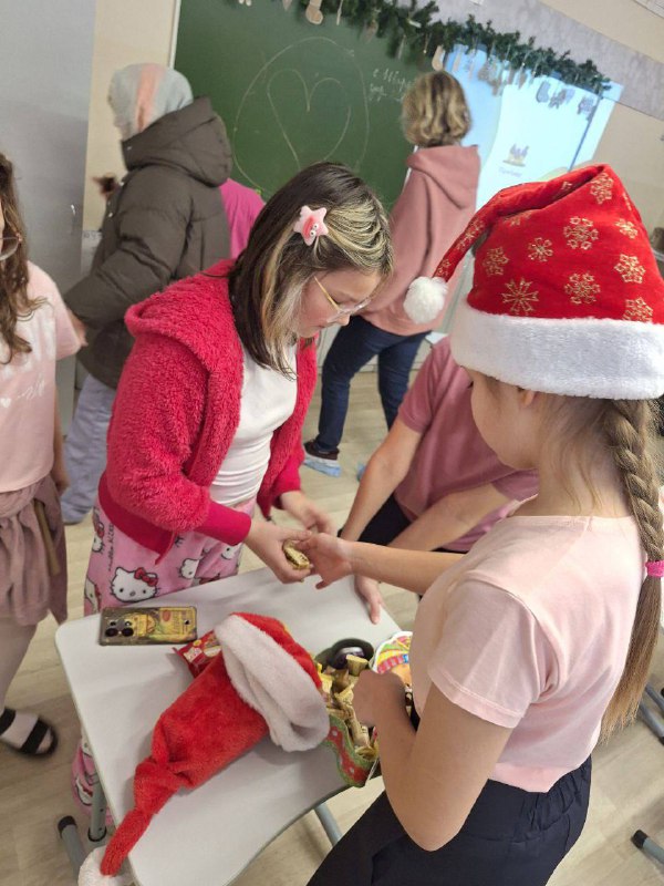 Новогодняя подготовка в 4А классе 🎅Вот и закончились новогодние каникулы! Подготовка к Новому году в 4А классе была особенно увлекательной и творческой.✨ Одной из любимых традиций стала организация адвент-календаря. В этом году все задания дети подготовили самостоятельно, проявив массу фантазии и креативности.Саша Мальцева: провела мастер-класс по созданию мини-кормушки - лакомства для птиц, а также предложила создать елочные игрушки из деревянных заготовок.Ксюша Коньшина: научила ребят создавать красивые закладки, а также оригинальную съедобную гирлянду из конфет. Ее нужно было съесть в новогоднюю ночь и загадать желание. Василиса Захарова и Кира Киселева: вместе сделали чудесные ёлочные украшения. Декор получился ярким и праздничным! Блестками был усыпан весь кабинет, но зато очень милые игрушки получились! Фома Журавлёв: выступил организатором  «Тайного Санты». Ребята получили приятные сладкие сюрпризы от одноклассников и смогли почувствовать себя настоящими дарителями радости.🧶 Праздничная мастерская работала весь месяц: делали и объемные снежинки из бумаги, елочные игрушки в стиле имбирного печенья, открыточки для друзей и близких. Практически весь декор в кабинете создан руками детей и классного руководителя. Творим чудеса своими руками! ❤️ Огромное спасибо родителям за поддержку детских инициатив и участие в нашей творческой мастерской!И конечно же, завершилось всё традиционной «Пижамной вечеринкой», где ребята отдыхали, смотрели мультфильмы и наслаждались вкуснейшей пиццей.