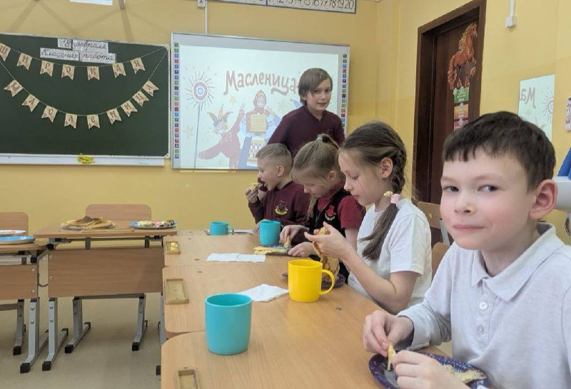 Ох, и весело же 2Б класс встречает Масленицу!Наши ребята окунулись в атмосферу праздника с головой!С помощью правильных ответов в викторине нашли пропавшую сковородку🕵️ и заработали звёздочки ⭐за эрудицию 💡Поиграли в фанты: кто-то читал стихи о весне, кто-то пел песню о Масленице, кому-то выпало станцевать танец с веником, а кому-то — нарисовать блин с улыбкой с завязанными глазами!Антон поделился рецептом розовых блинов, которые обожал сам Александр Сергеевич Пушкин!☝️И конечно же, была самая приятная часть мероприятия — дегустация вкуснейших домашних блинов!