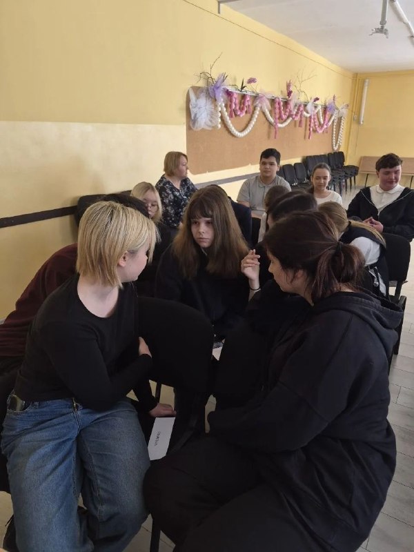 Сегодня в "Европейской школе" вновь прошли дебаты. На этот раз они были посвящены теме:  "Стоит ли после 9 класса уходить в колледж или лучше продолжить учебу в школе? " Участники - 8 и 9 класс, для будущих выпускников этот вопрос, безусловно, актуален. Дебаты — это структурированный публичный спор, где участники (спикеры) делятся на команду утверждения и команду отрицания (в нашем случае - это правительство и оппозиция), аргументированно отстаивая свои позиции.Основная цель участников — убедить аудиторию в своей правоте, соблюдая корректность и логику, также важен тайминг выступления. Выступление выстраивается в следующей логике: тезис  аргумент  раскрытие аргумента. Критерии оценки: умение выступать на публике, отношение к вопросам оппонентов и качество ответов на них, корректность по отношению к оппонентам, определение ключевых понятий, ясность, последовательность изложения.Участников поделили на группы. У каждого выступающего была своя роль: председатель правительства, его заместитель, лидер оппозиции,  член правительства и оппозиции и т.д. Дебаты были оживленными! ➡Позиция правительства: да, учебу в школе необходимо завершать после 9 класса. ➡Оппозиция, соответственно, была за продолжение учебы в 10-11 классах. Что интересно, некоторые участники начали протестовать против такого распределения ролей, поскольку это не отвечает их личной позиции. Но ведущие подчеркнули, что смысл и важность дебатов  именно в том, что необходимо просто аргументированно защищать какую-то позицию, даже если она тебе не близка.Итак, какие аргументы привели участники дебатов? ➡ Уходя из школы после 9 класса, молодежь получает следующие преимущества:- меньше зависишь от родителей- проще поступить в учреждение СПО, нежели в вуз- избавляешься от сдачи ЕГЭ - меньше стресса- быстрее становишься финансово независимым, раньше начиная работать- больше практики, чем теории, что повышает твою ценность на рынке труда- можно сочетать работу и учебу, нарабатывать портфолио и т.д.Аргументы за учебу в 10-11 классе и поступление в вуз:-после СПО нужно все равно сдавать ЕГЭ, если идешь на другую специальность- учебу и работу точно так же можно совмещать- высшее образование - инвестиция в будущее, ведь работодатель с большей вероятностью возьмет на работу выпускника вуза (кстати, об этом говорит наличие проф. стандартов и требований к уровню образования для той или иной  профессии)- отсрочка от армии- возможность более осмысленной профориентации (!), ведь есть время подумать еще два года, принять решение самостоятельно, возможно, даже выбрать не ту профессию, на которой настаивают родители- не теряешь время на обучение в колледже, потому что срок обучения в вузе после СПО не сократится и пр.﻿Дебаты проведены в рамках курса "Обществознание" в 8 - 9 классах: сейчас дети изучают темы, связанные с образованием.Такая нетрадиционная форма урока дает возможность лучше разобраться в теме и, главное, помогает будущим выпускникам выработать личную позицию по самым актуальным вопросам. Особенно хочется отметить сегодняшние выступления Клестовой Анны и Сибиряковой Алены (оппозиция), Дианы Рыбак, Кирилла Данилевича (правительство).Организаторами дебатов выступили учитель истории и обществознания Ольга Алексеевна Акмаева и студенты ПГНИУ, представители Молодежного парламента Законодательного Собрания края - Сергей Кузнецов,  Антон Бобров, Ян Городецкий.В следующем учебном году мы планируем развивать это направление работы в старших классах, ведь дебаты учат школьников отстаивать свою точку зрения, искать аргументы, строить доказательную базу, формируют критическое мышление, развивают кругозор!